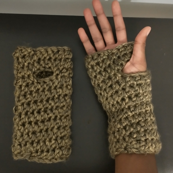 JFaith Designs - handmade Accessories - HOST PICK - Chunky Light Brown Fingerless Gloves